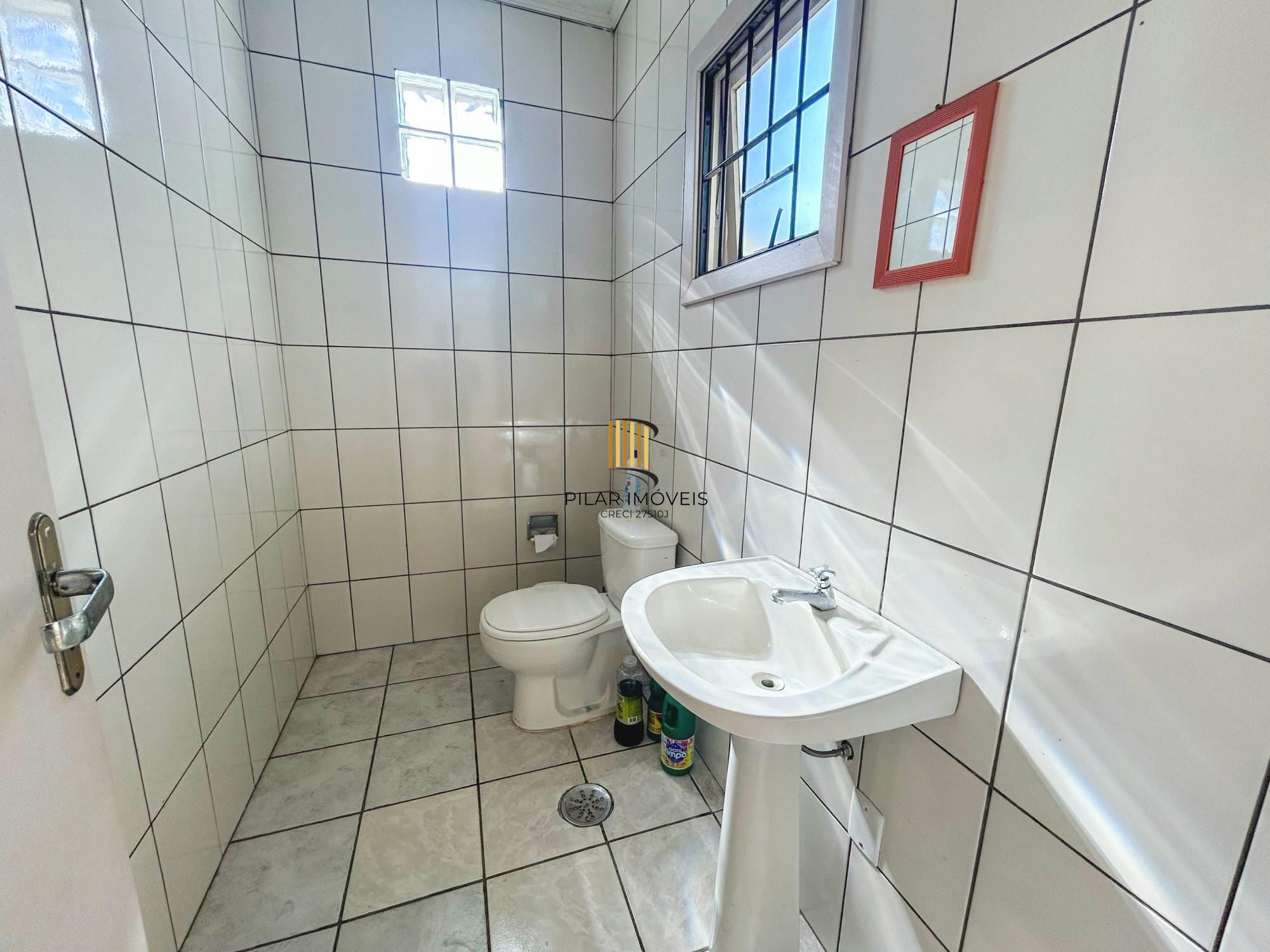 CASA 03 dormitórios, 01 suíte, terraço, pátio, garagens cobertas na VILA NOVA - ótima localização