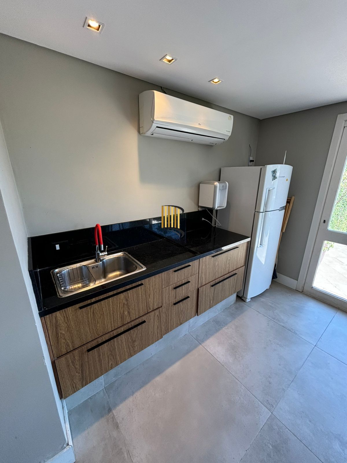 Casa 4 dormitórios, 1 suíte, 03 vagas, Bairro Três Figueiras, Porto Alegre.