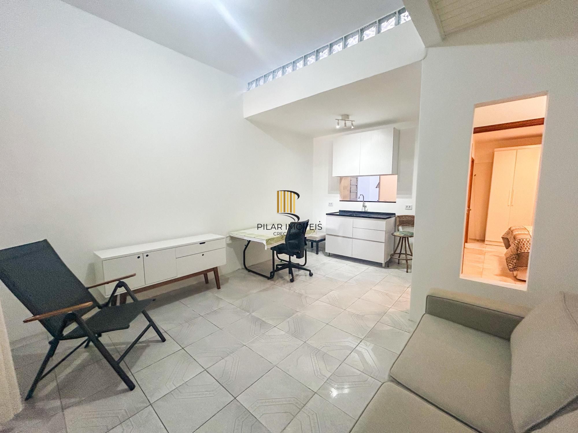 Apartamento de 1 dormitório, suíte ampla, semimobiliado, com pátio privativo no bairro Mont Serrat.