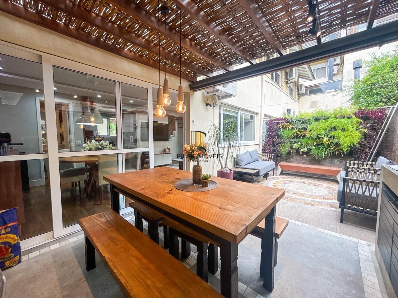 Casa em Condomínio com 03 quartos, 01 suíte e 02 vagas cobertas - Teresópolis