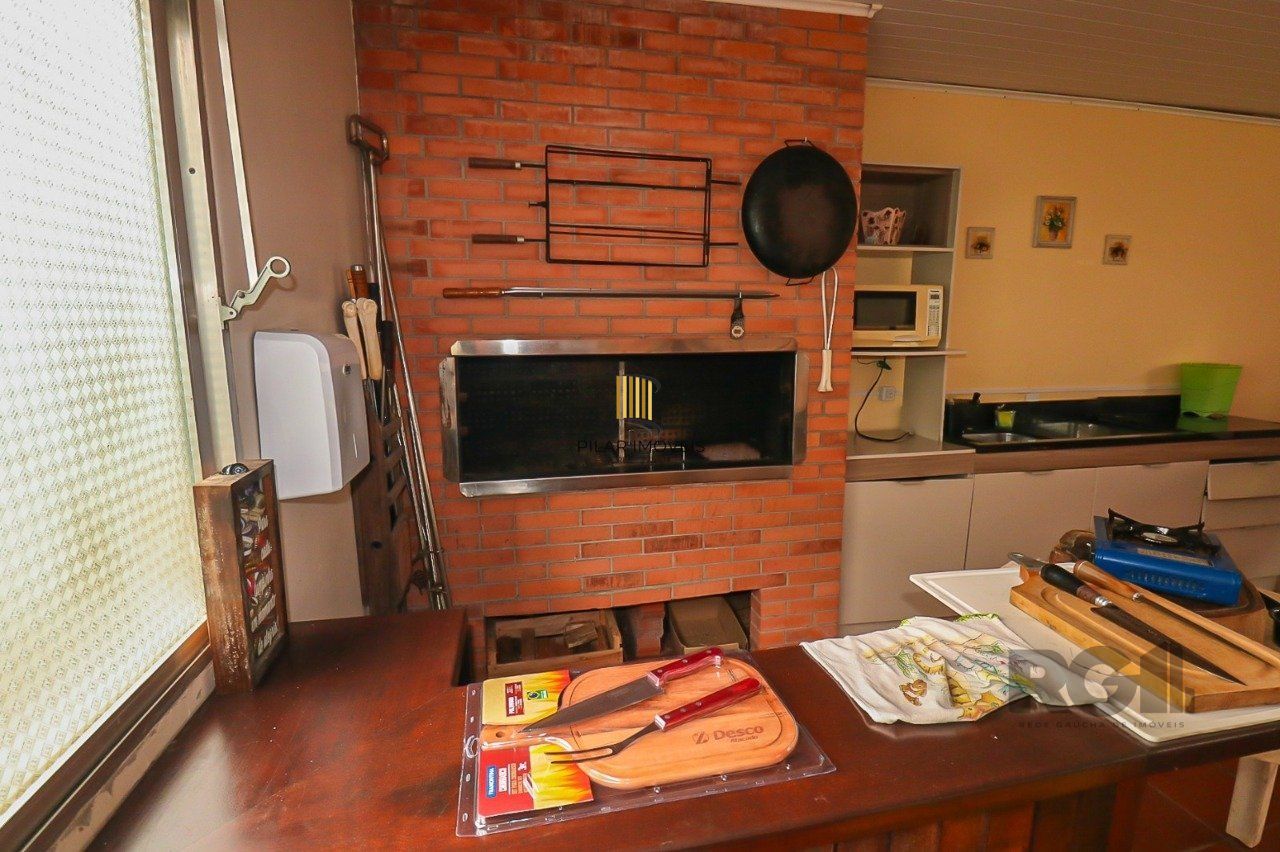 Casa com 2 quartos, vaga de garagem, churrasqueira, com 200m² privativos no centro de Esteio/RS