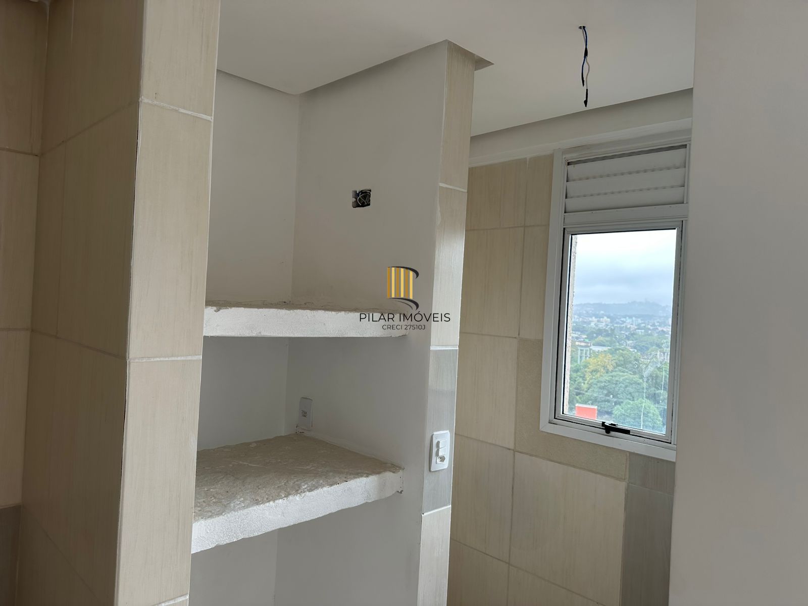 Apartamento com 02 quartos e 01 vaga escriturada no Bairro Cavalhada