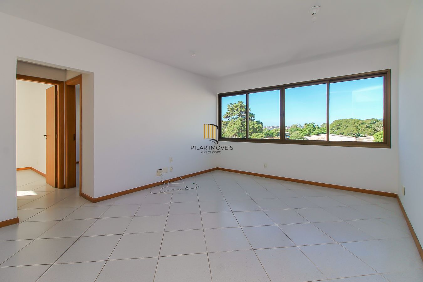 Apartamento à venda na Aparício Borges – 2 dormitórios, iluminado e com ótimo custo-benefício!  Excelente oportunidade para quem busca praticidade e conforto! Apartamento com 2 dormitórios, bem iluminado, arejado e com ótimo aproveitamento de espaço. Localizado em andar alto (prédio sem elevador), ideal para quem valoriza privacidade e tranquilidade