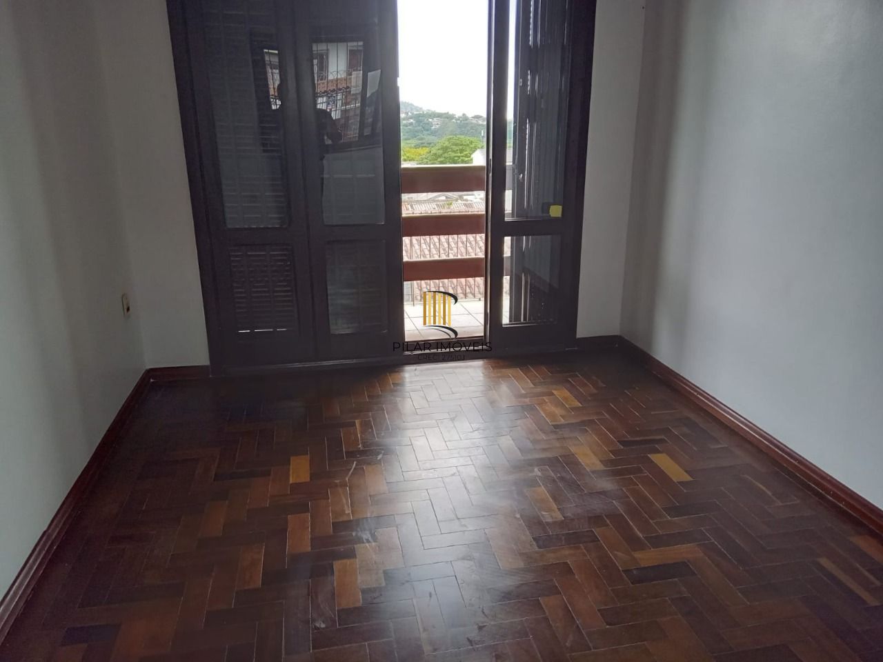 Casa com 3 dormitórios , 2 vagas de garagem fechada !