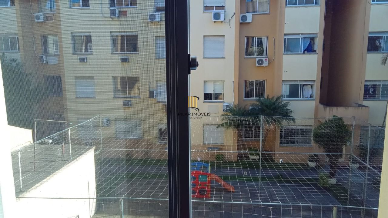 Apartamento de 2 dormitórios um lance de escada