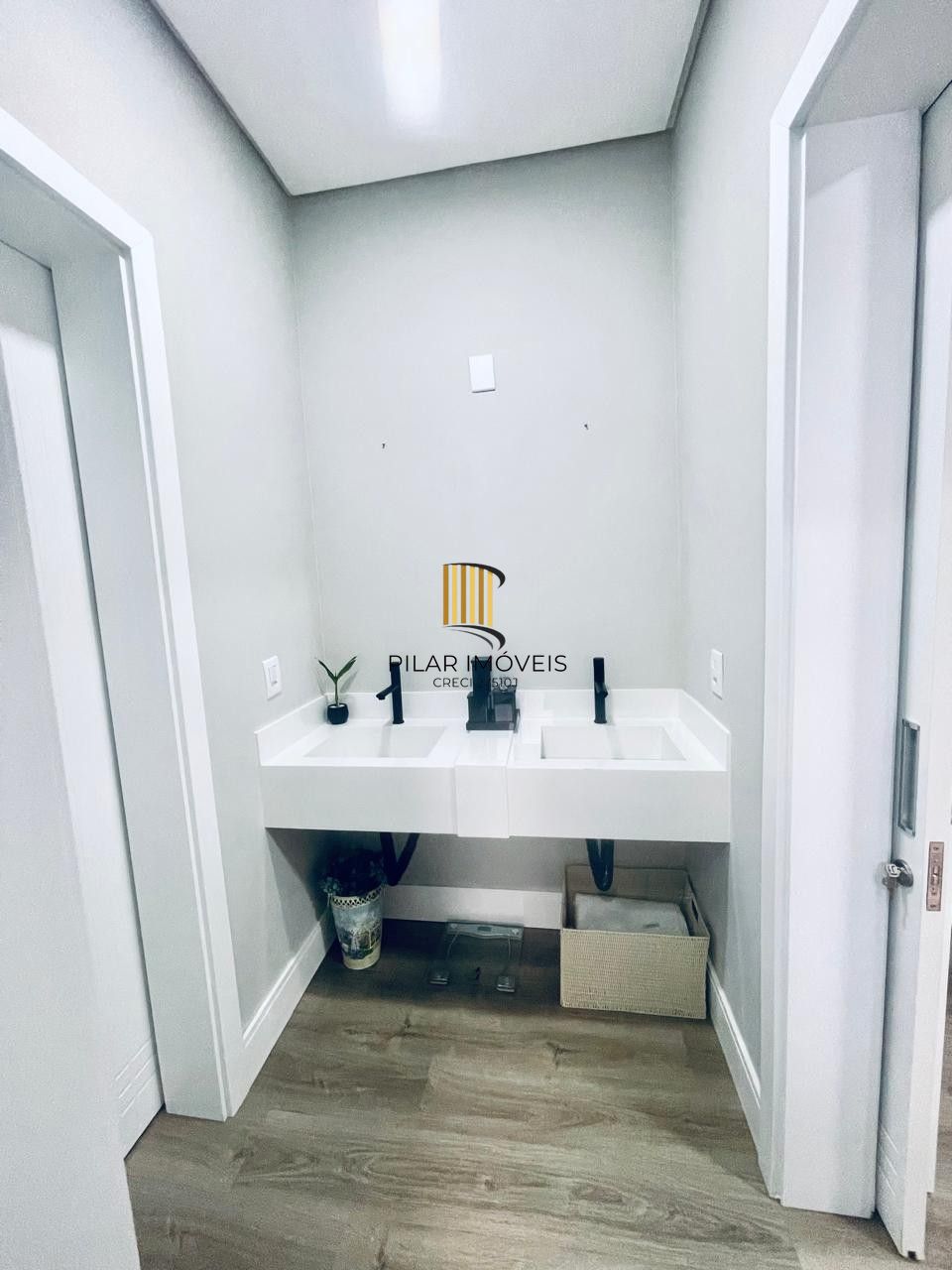 CASA EM CONDOMINIO TÉRREA,  3 SUÍTES 4 VAGAS DE GARAGEM, EM GRAVATAI RS