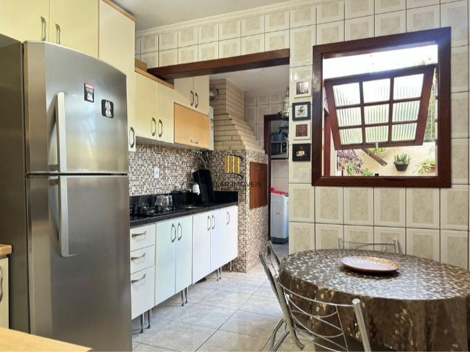 Sobrado amplo em condomínio de 3 dormitórios, um deles suíte, no bairro Ipanema