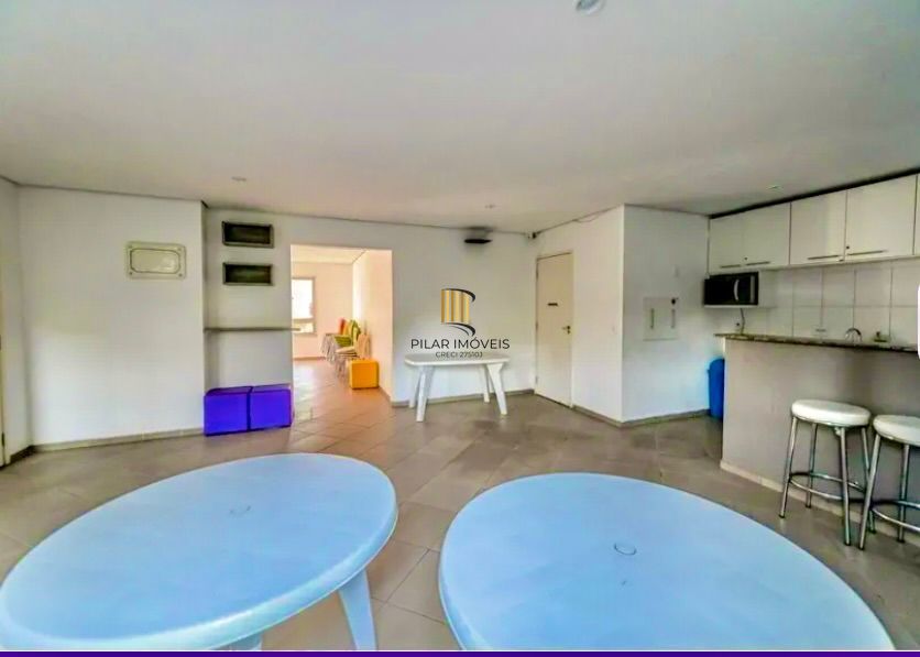 Apartamento com 02 quarto (01 suíte) e 01 vaga no Bairro Glória