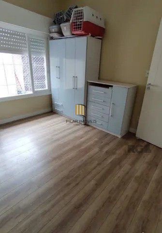 Excelente casa em Belém Novo na rua Eustáquio Inácio da Silveira próximo ao Colégio Glicério Alves. Casa grande com 3 quartos, escritório