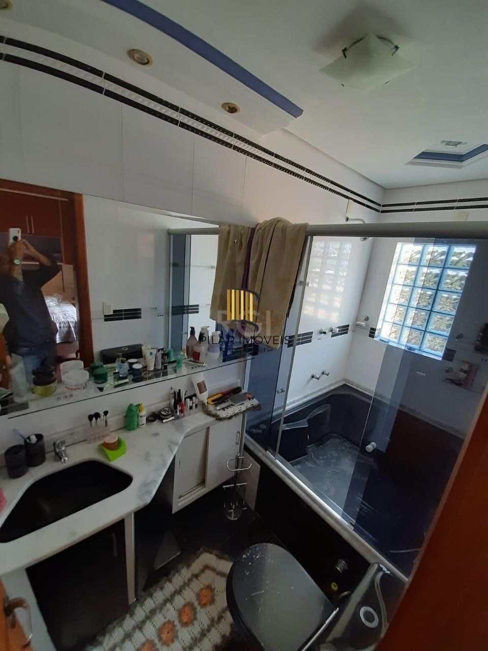 Casa para Venda - 274m², 3 dormitórios, sendo 1 suites, 3 vagas - Guarujá, Porto Alegre