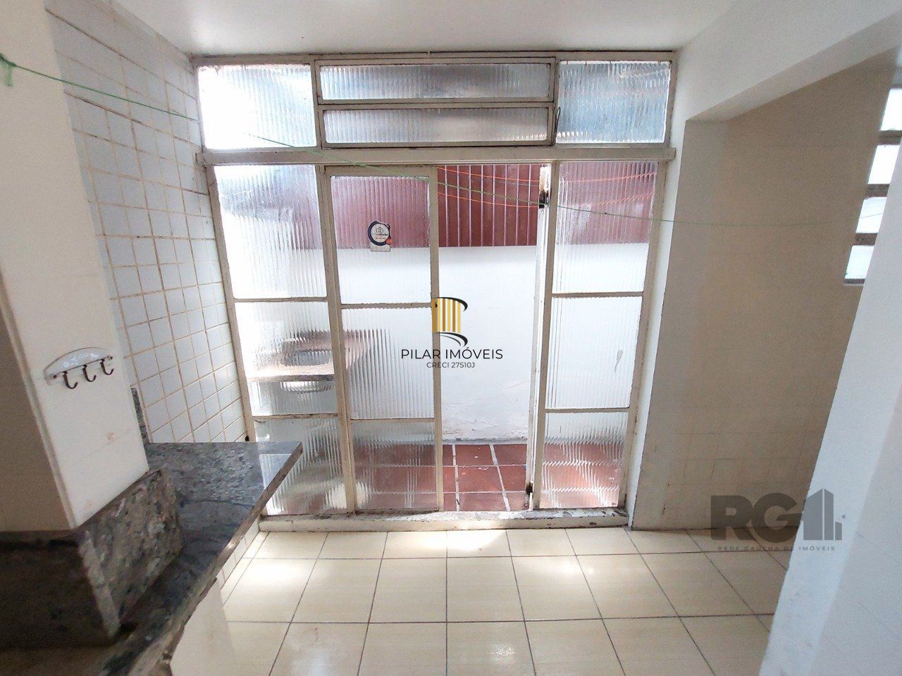 APTO 02 DORMITÓRIOS AMPLAS PEÇAS - 01 VAGA ESCRITURADA NO BAIRRO TRISTEZA