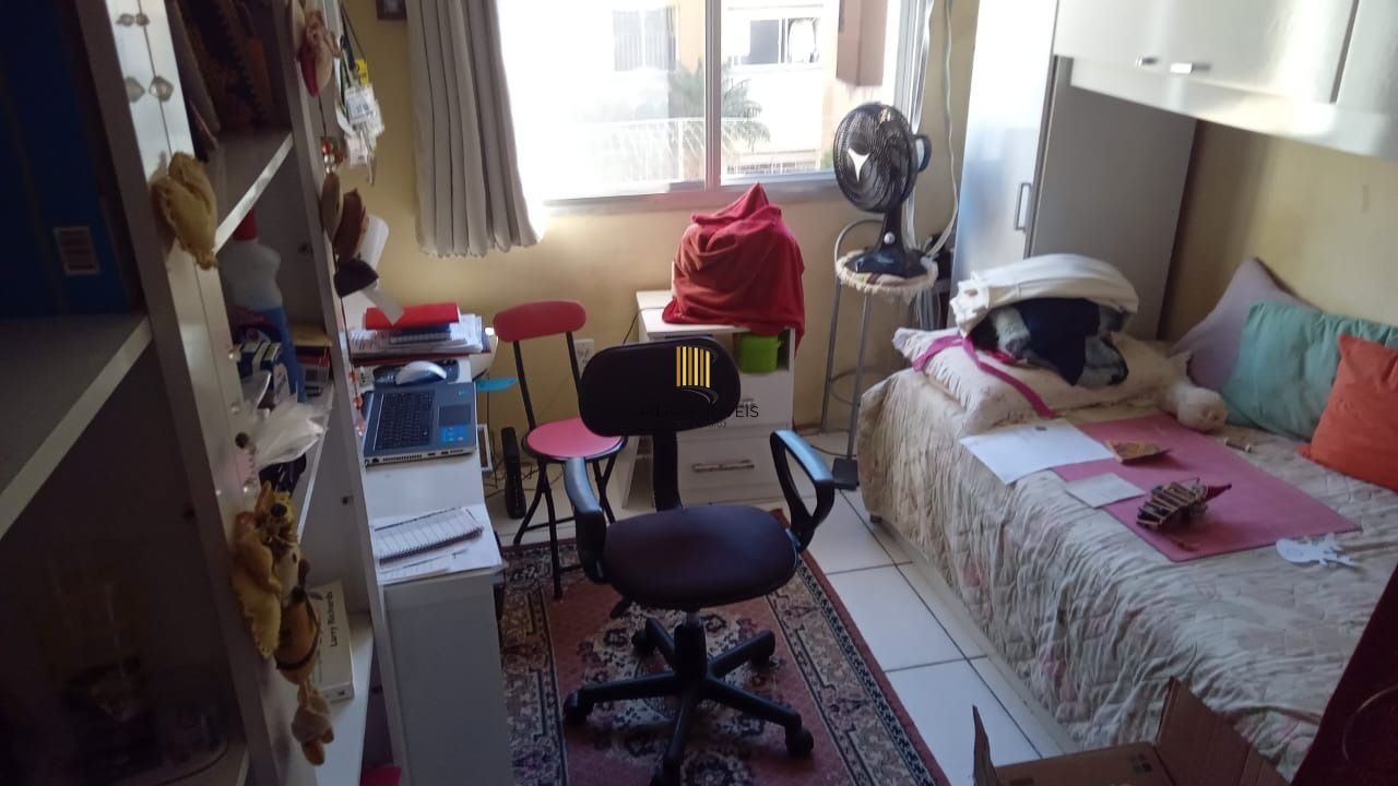 Apartamento de 2 dormitórios um lance de escada