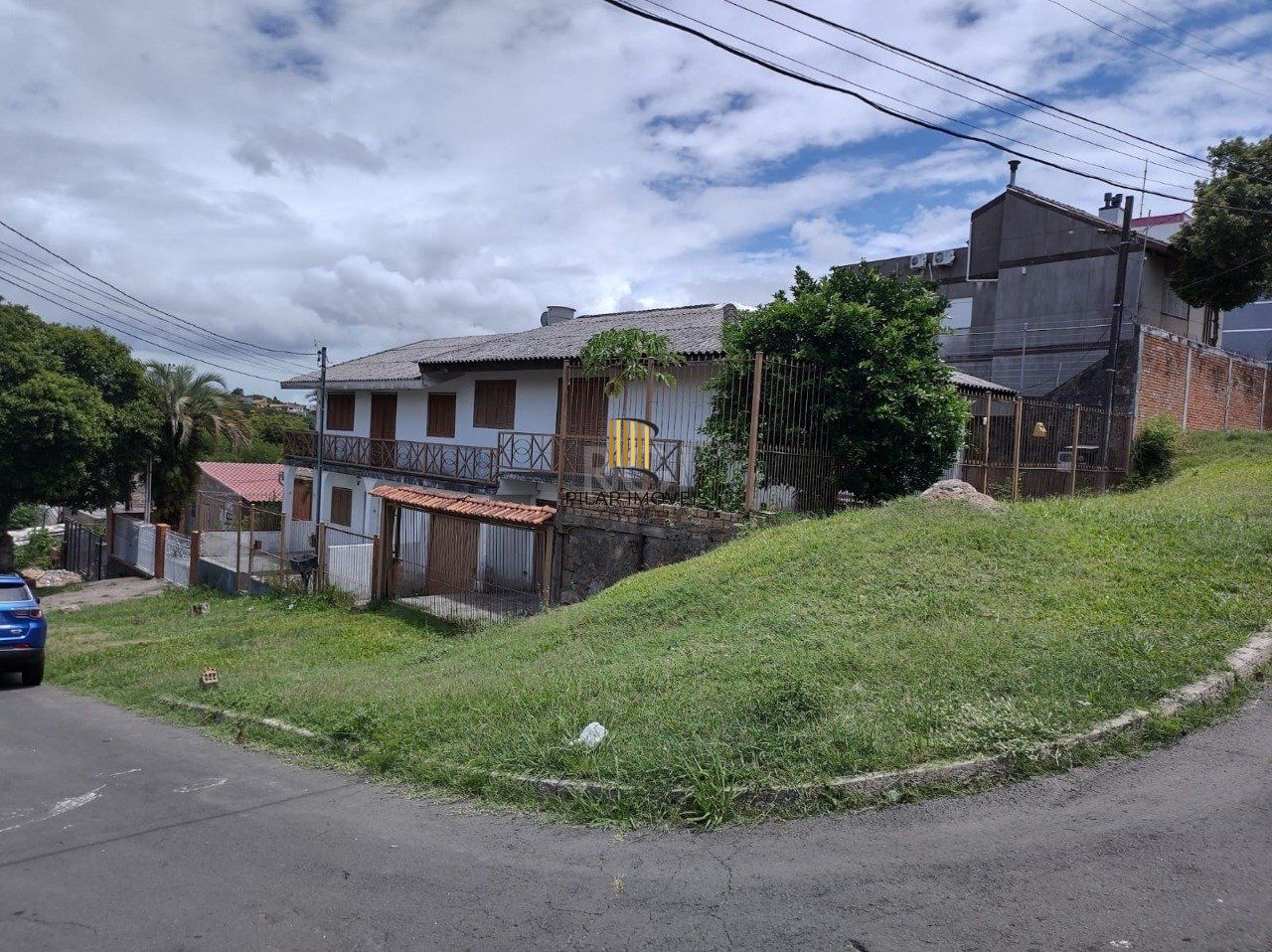 Casa  3 dormitórios, sendo 1 suites, 2 vagas - Medianeira, Porto Alegre/RS
