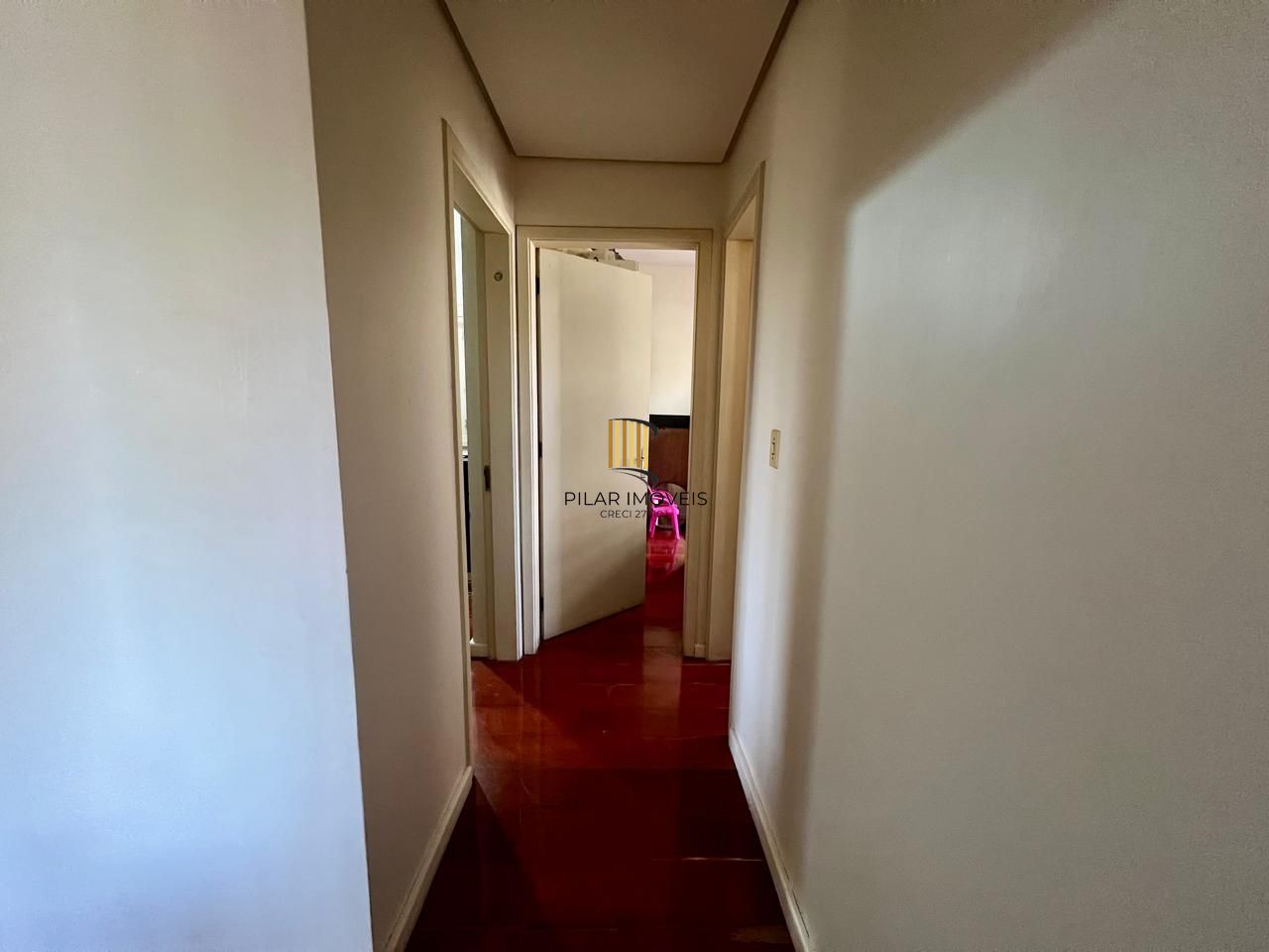 Apartamento 3 dormitorios, 1 suite, 2 vagas de garagem mais dependência de empregada no bairro tristeza.