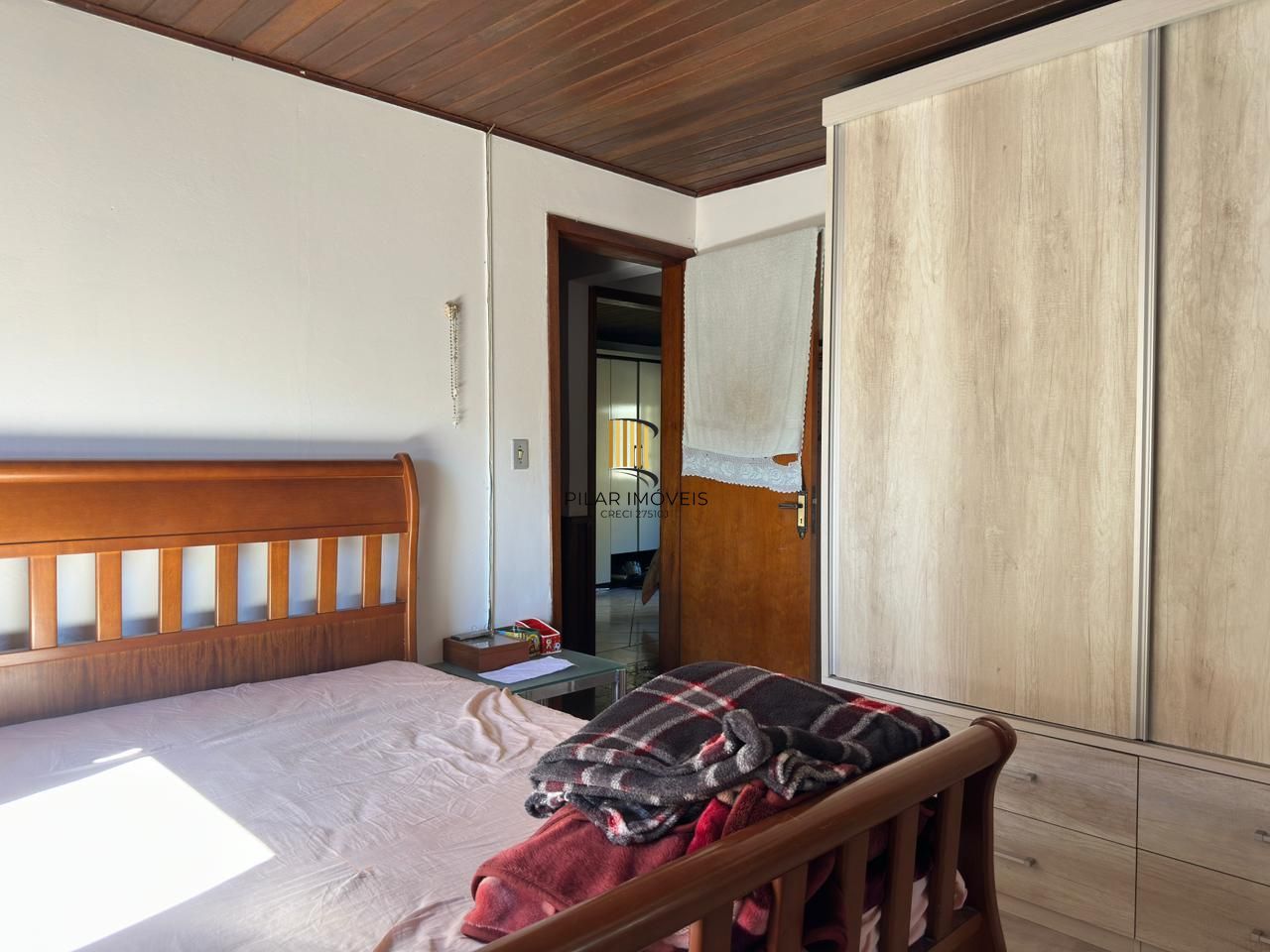 Imóvel com 4 dormitórios e casa auxiliar nos fundos do terreno