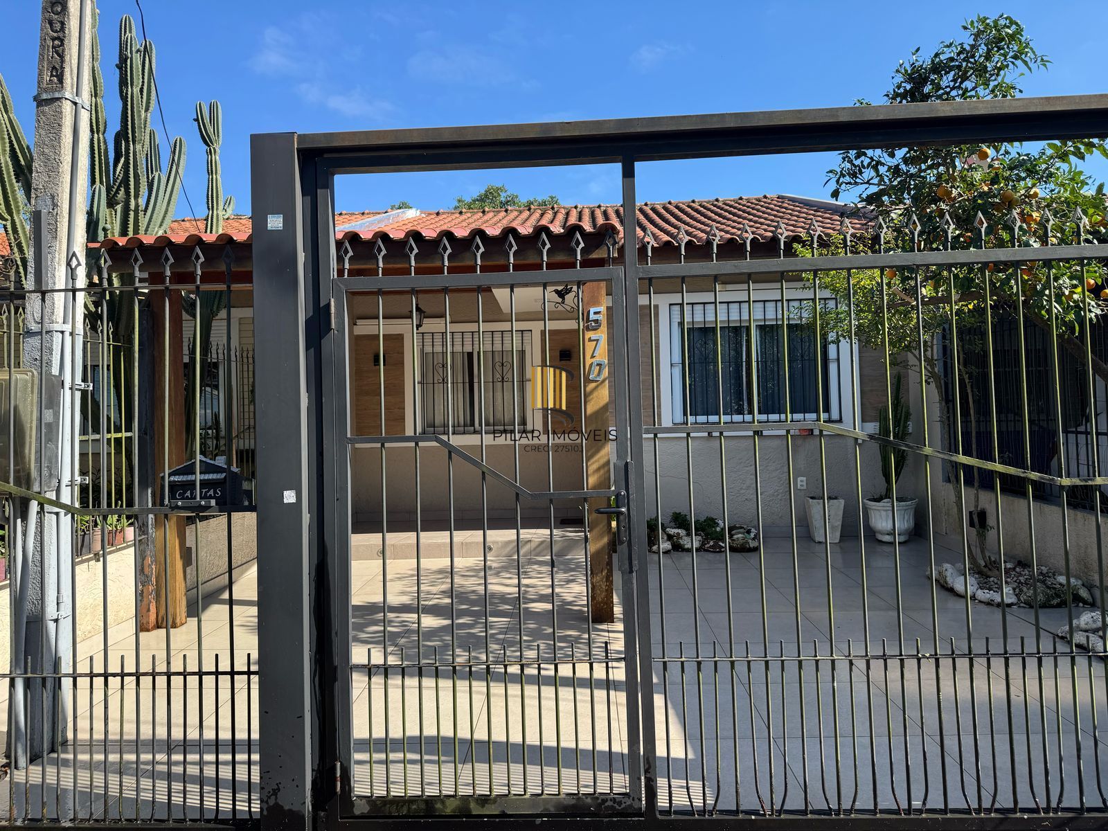 Casa com 02 quartos e 02 vagas no Bairro Hípica