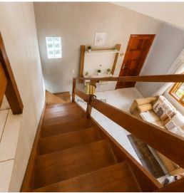 Casa 4 domitorios sendo uma suite com 6 vagas em 195m2 no bairro Guaruja.