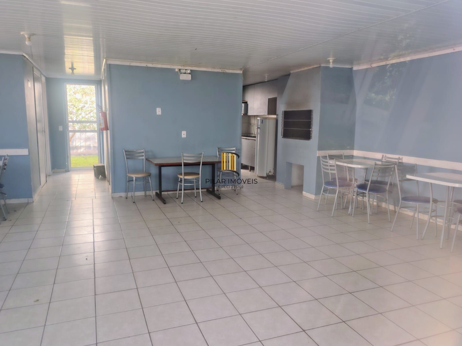 Apartamento de 2 dormitórios , sacada ,salão de festas com churrasqueira , portaria virtual , 1 vaga de garagem rotativa !