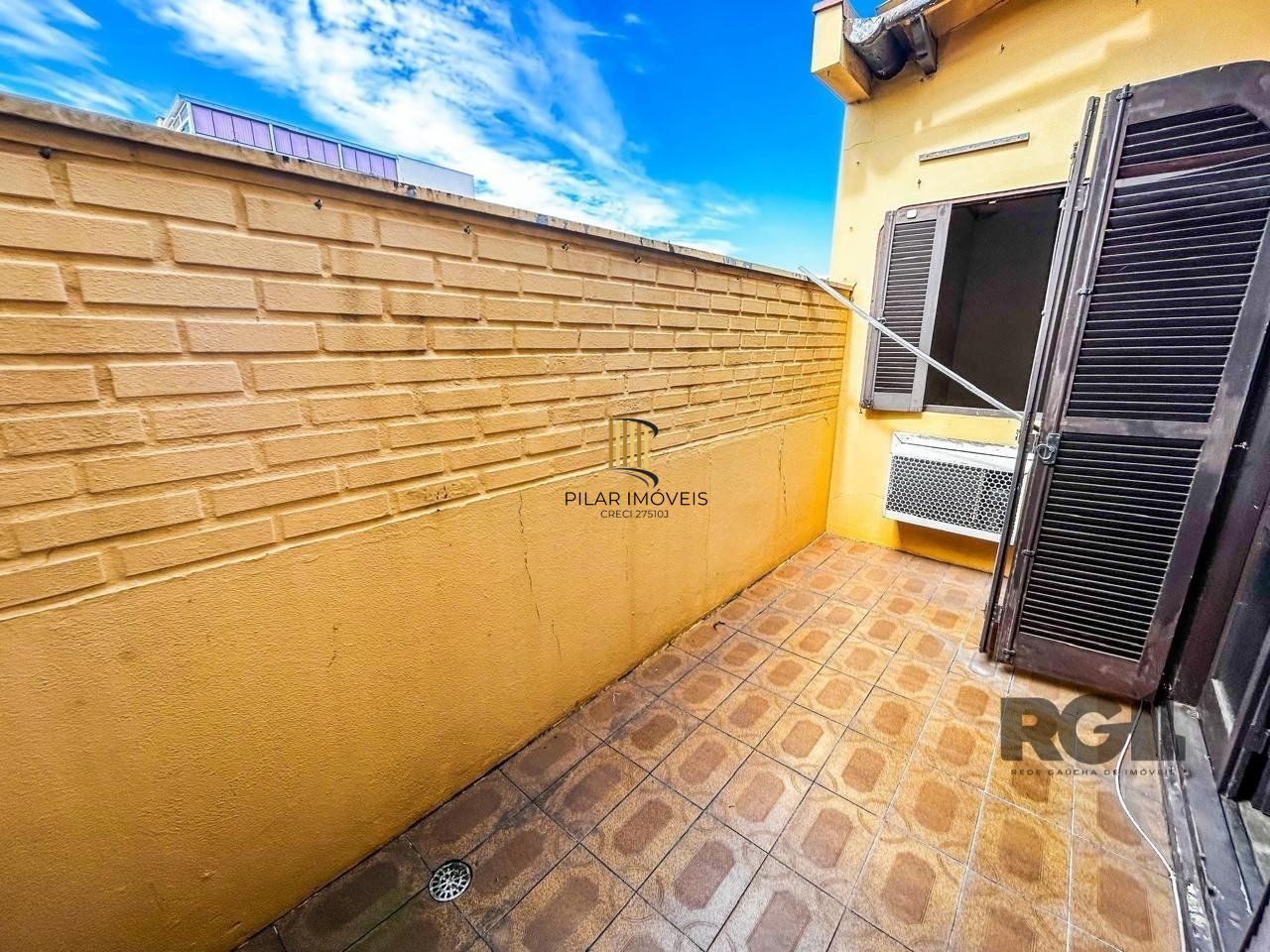 Casa com 2 salas comerciais, 3 quartos, vaga de garagem churrasqueira, suíte, no bairro Cavalhada, Porto Alegre/RS