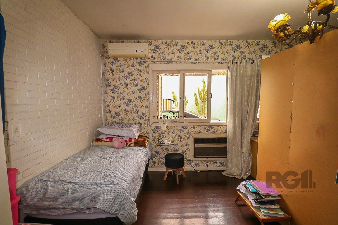 Casa com 2 quartos, vaga de garagem, churrasqueira, com 200m² privativos no centro de Esteio/RS