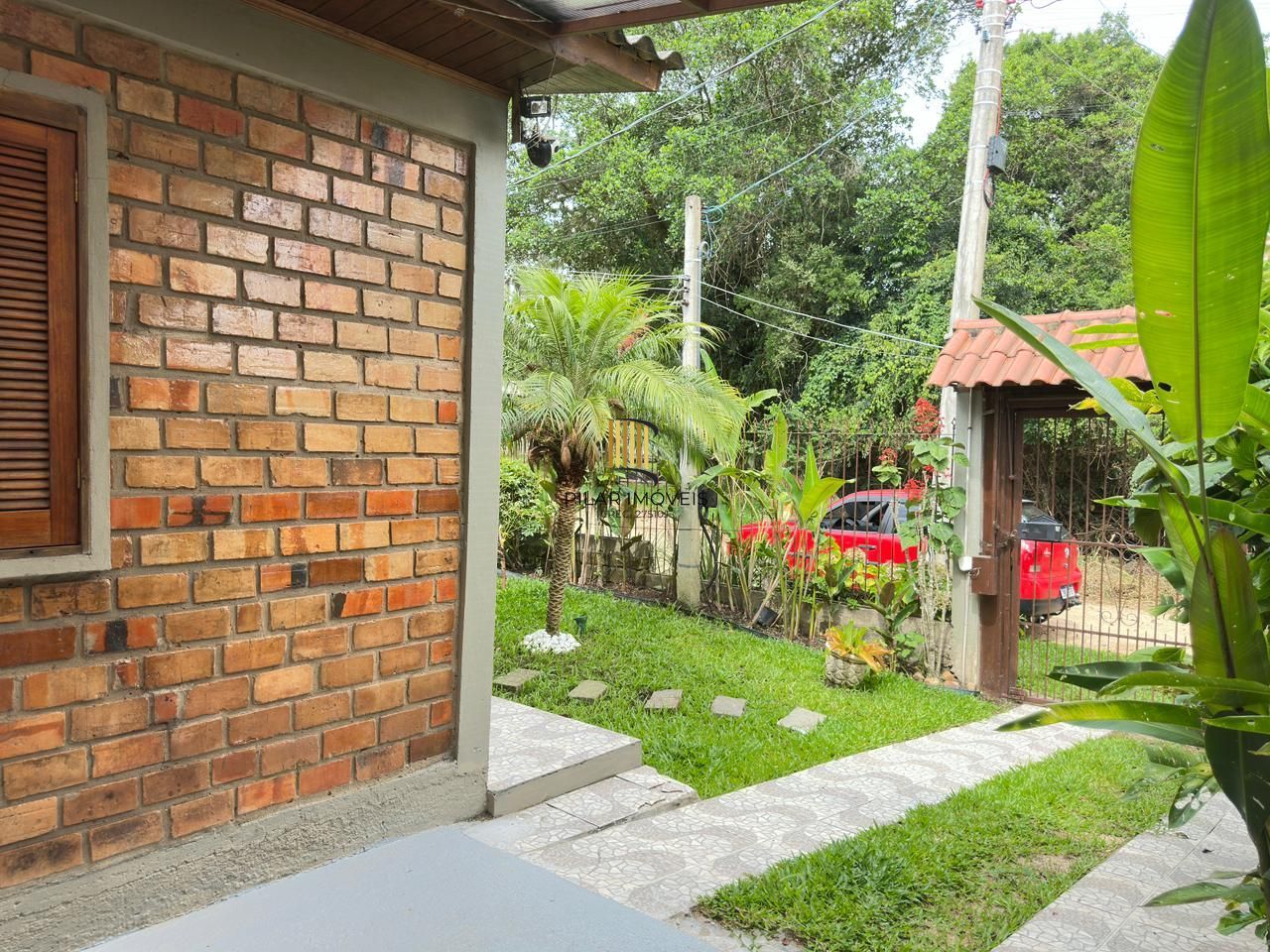 Casa de alvenaria toda reformada e mobiliada no bairro Lami