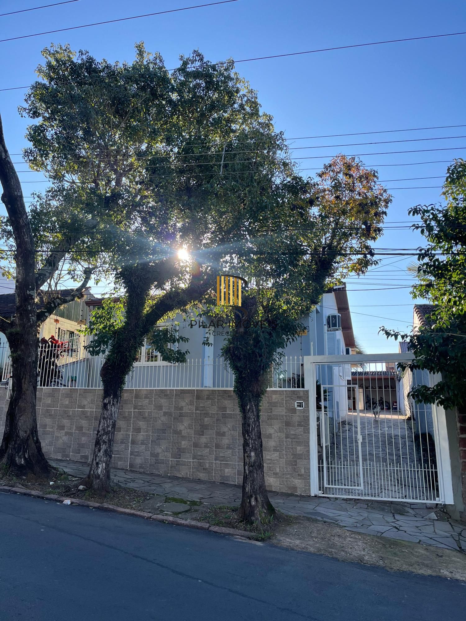 Casa térrea com 02 quartos (01 suíte), garagem coberta para 02 carros