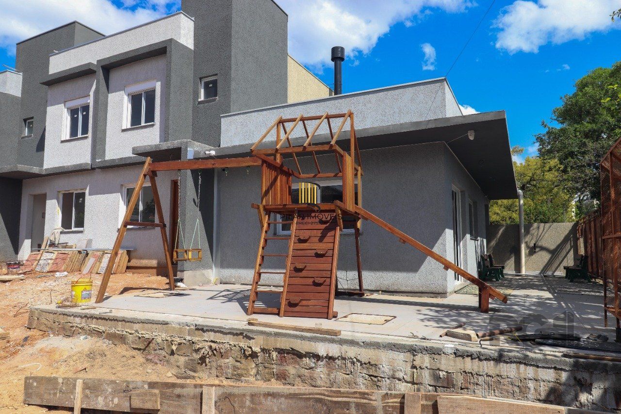 CASA ESTILO SOBRADO COM 2 QUARTOS E PÁTIO, À VENDA NO BAIRRO VILA NOVA, EM PORTO ALEGRE/RS