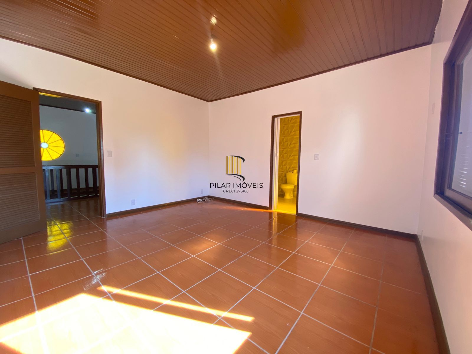 Casa de (3)três quartos, sendo uma suíte com duas vagas de garagem.