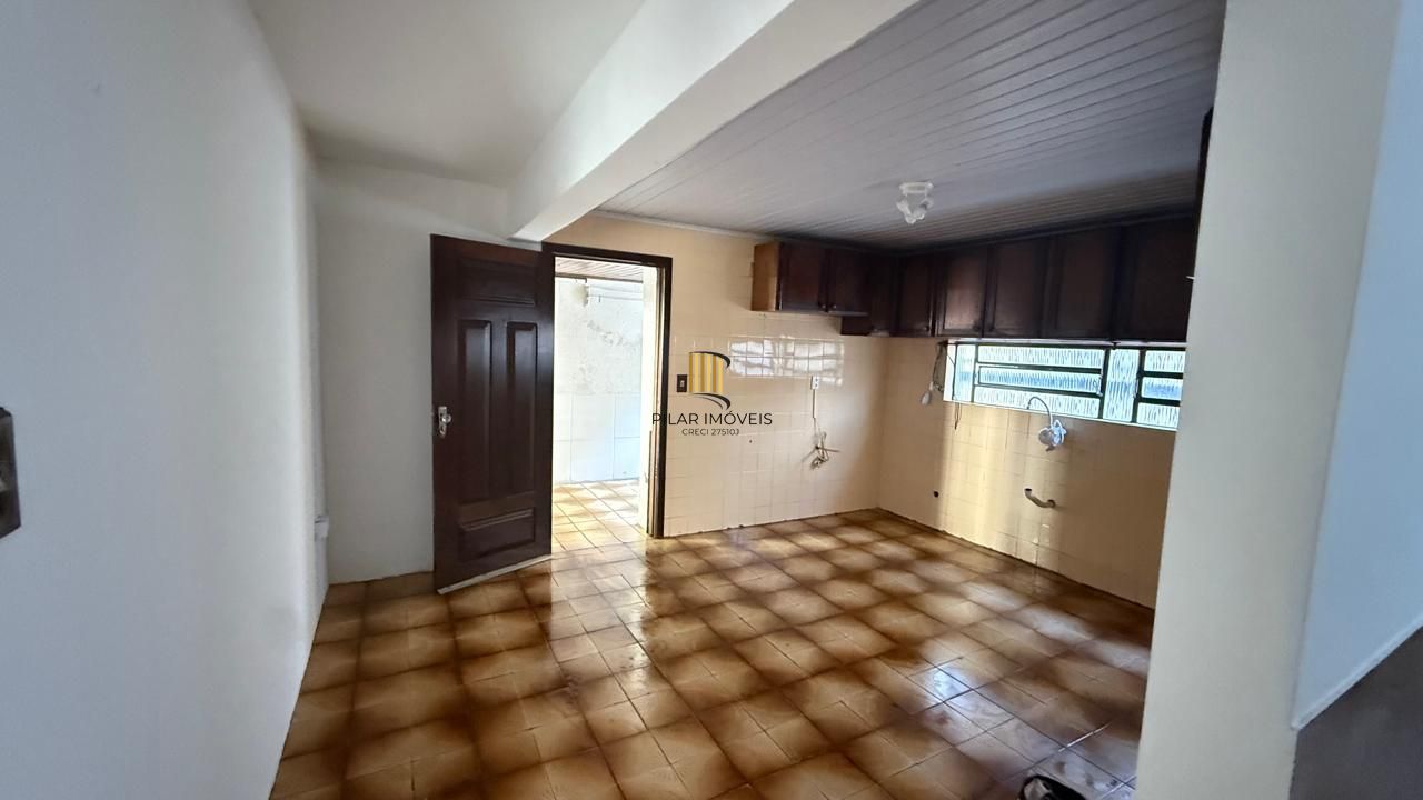 CASA 3 DORMITÓRIOS 4 BANHEIROS 4 VAGAS 1 SUÍTE, PÁTIO NO BAIRRO MEDIANEIRA PORTO ALEGRE/RS