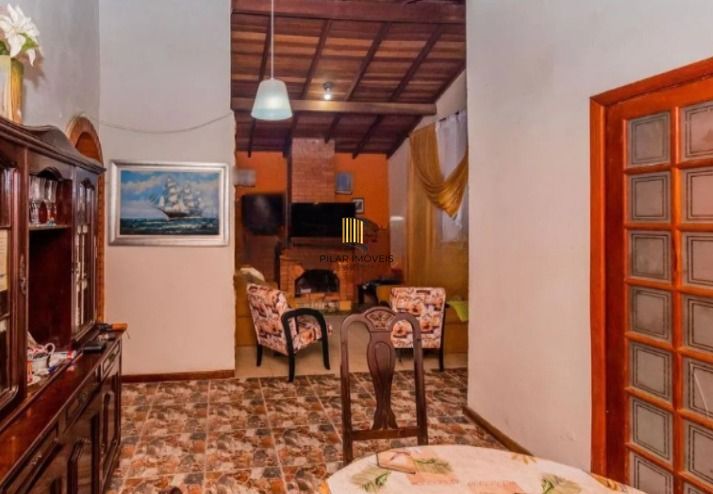 Casa de 3 dormitórios , com suíte , banheiro social , 2 apartamentos de 1 dormitório nos fundos ,vaga para 3 carros !