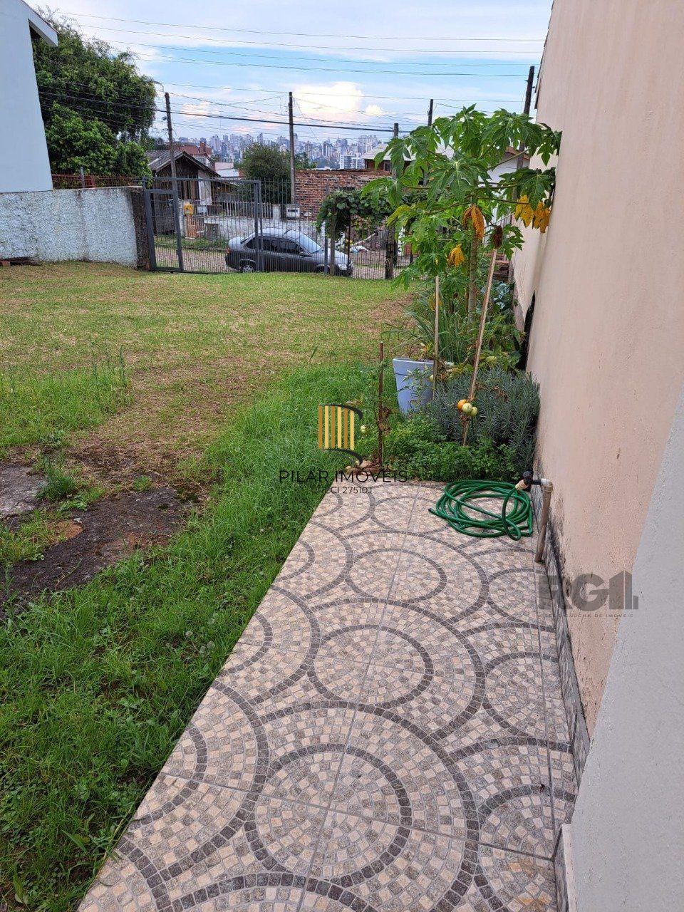 Casa de alvenaria com um quarto à venda no bairro Partenon, próximo à PUC, Aparicio, Bento Gonçalves e Salvador França, em Porto Alegre/RS