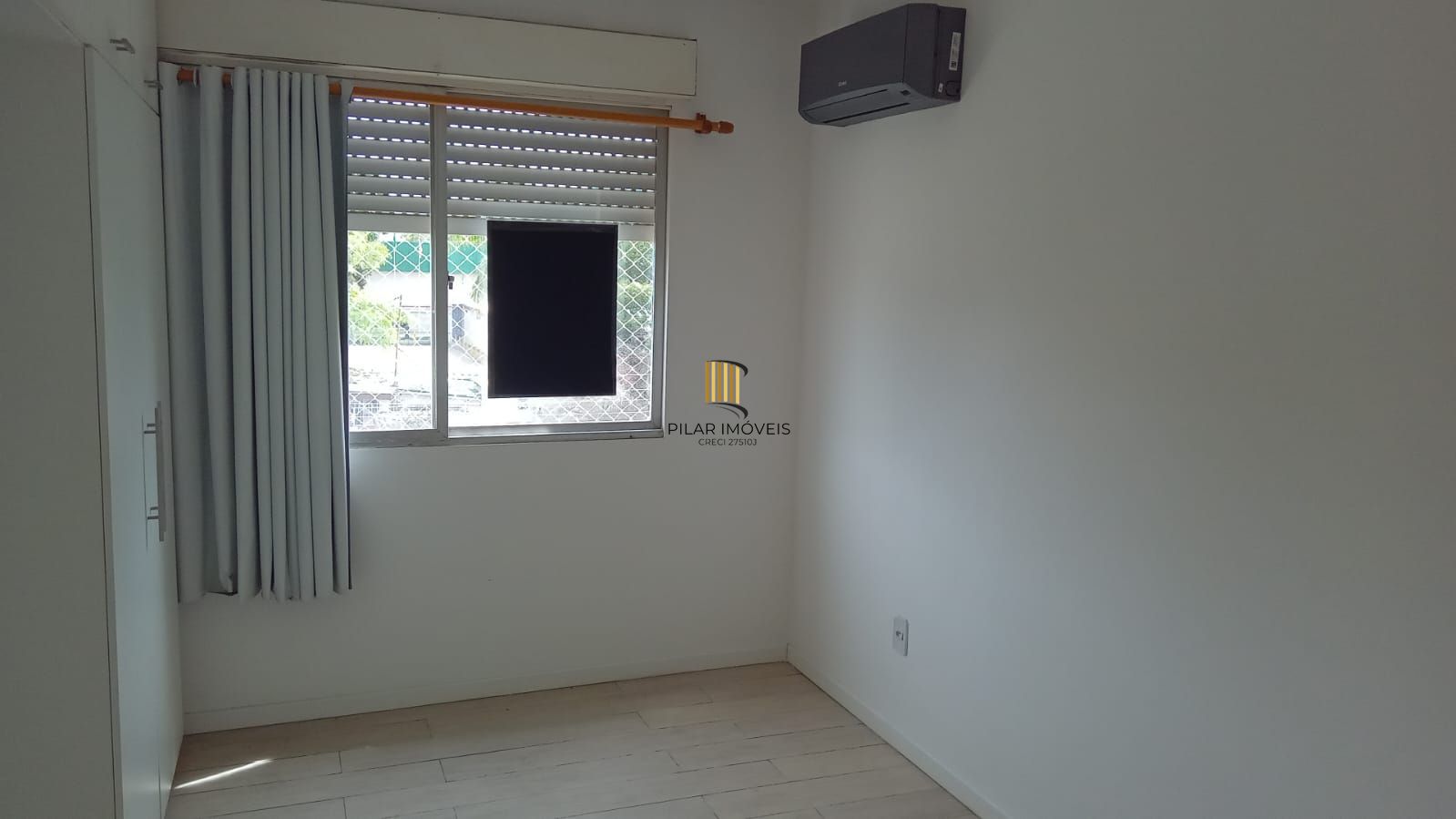 Apartamento de 2 dormitórios reformado com garagem escriturada fechada !