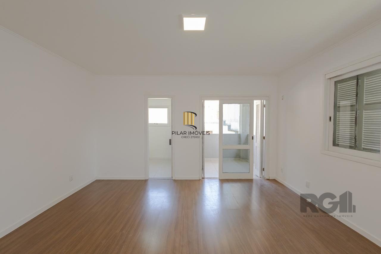 Casa de 3 dormitórios, suíte no bairro Teresópolis com 4 vagas de garagem