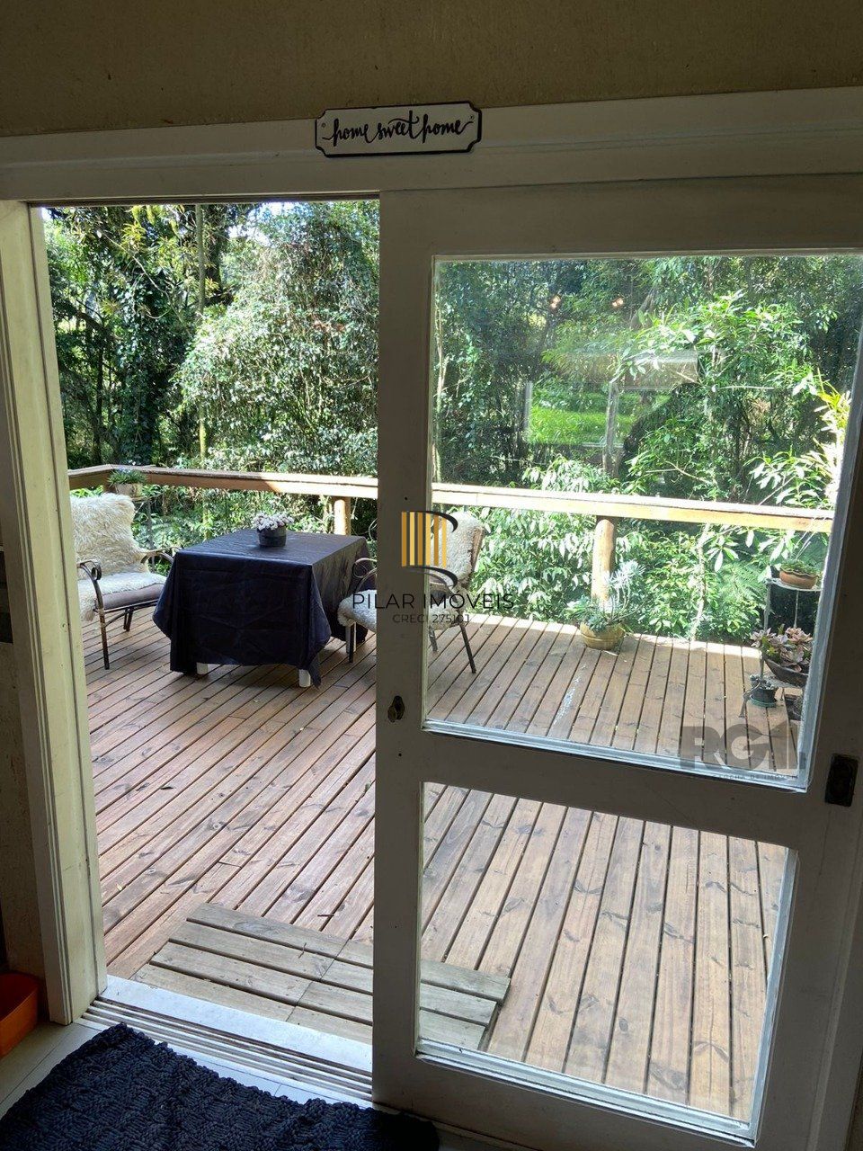 Casa com 2 suítes, lareira, deck, vaga de garagem - 140m² no bairro Laje de Pedra, Canela/RS