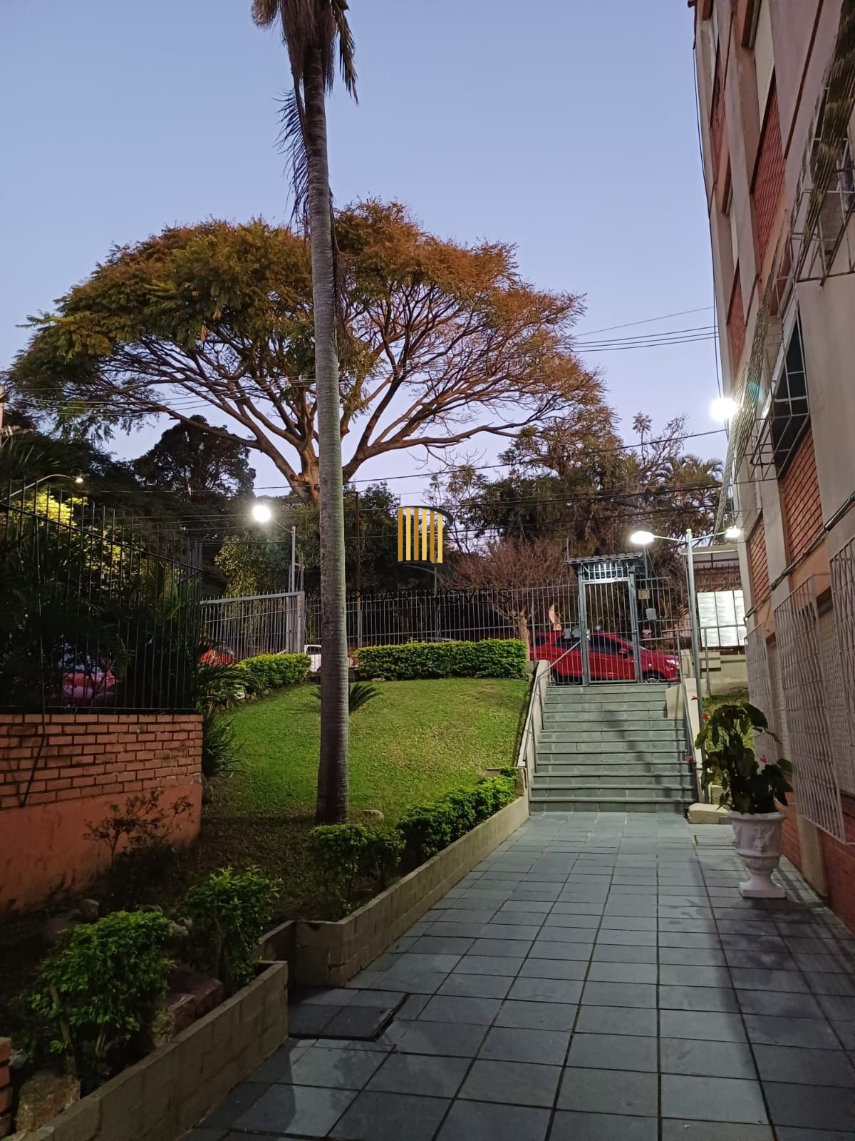 Apartamento de 2 dormitórios com estacionamento rotativo , ultimo andar sem elevador , com vista !