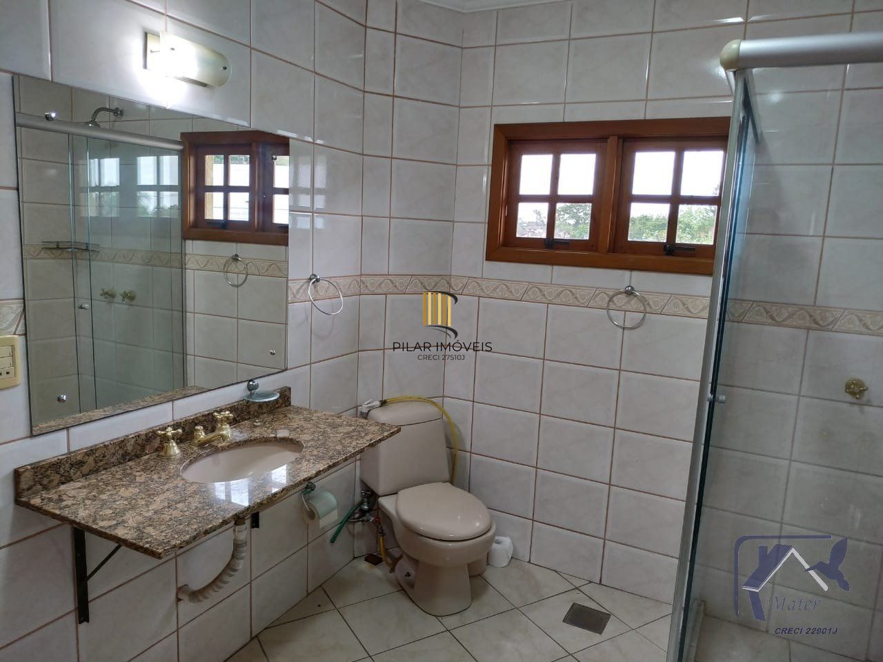 CASA COM 220m², 3 DORMITORIOS, SUITE, 4 VAGAS DE GARAGEM COBERTAS, BAIRRO IPANEMA, EM PORTO ALEGRE, RS