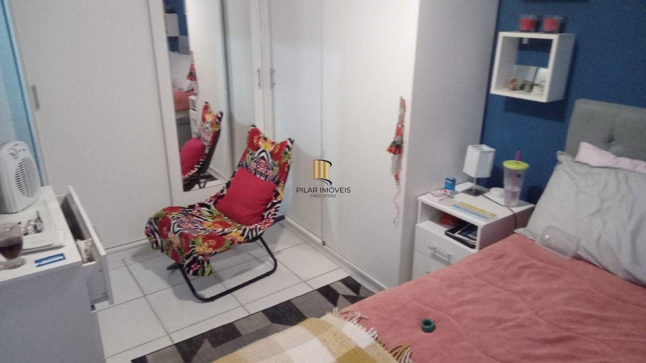 Apartamento de 2 dormitórios um lance de escada