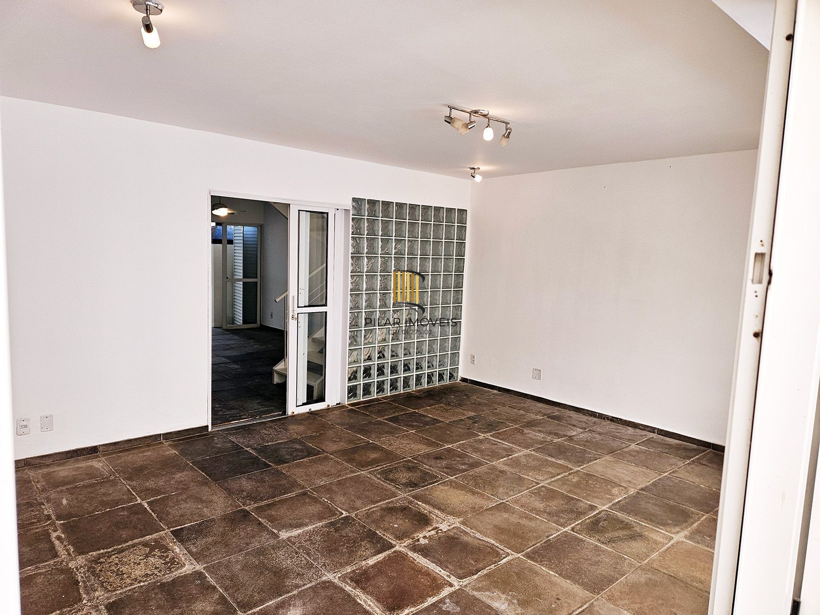 Casa com 4 quartos (02 suítes), 02 vagas cobertas no Bairro Ipanema