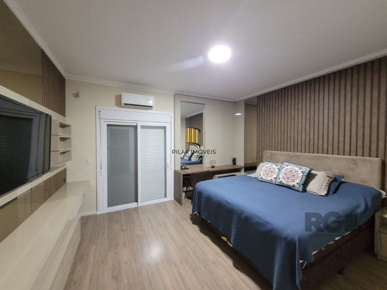 Casa com 3 quartos, 1 suíte, churrasqueira, lareira, 2 vagas de garagem, no bairro Hípica, Porto Alegre/RS