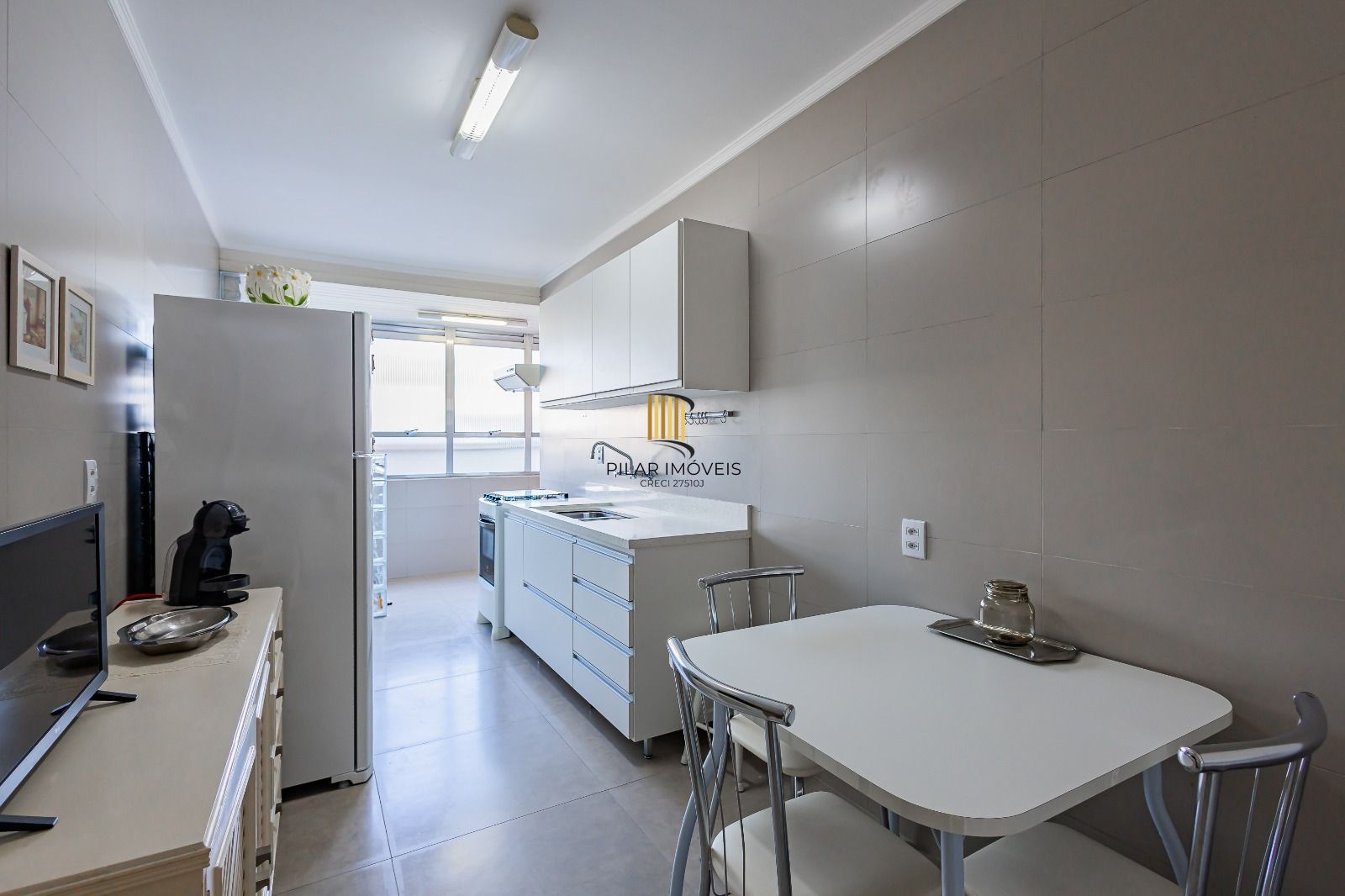 Apartamento a venda com dois dormitorios e vaga coberta no bairro Menino Deus.