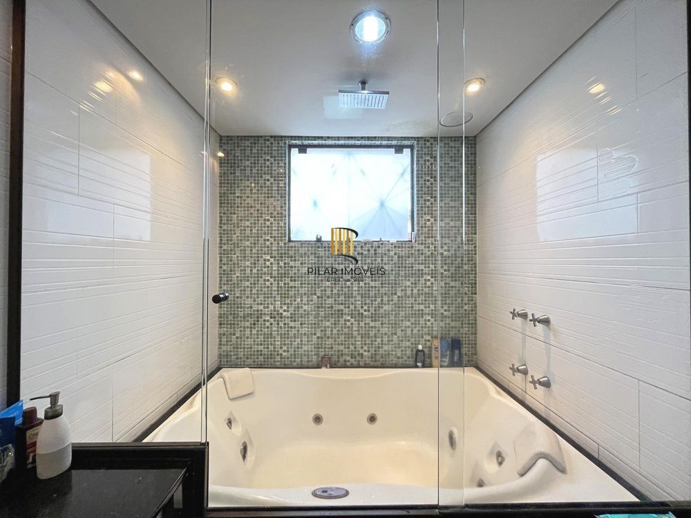 Casa ampla com piscina, adega, quiosque com churrasqueira e casa nos fundos (edícula).