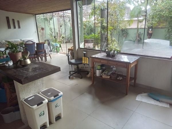 Casa sobrado  Comercial e Residencial de 4 dormitórios e 6 banheiros e 5 vagas de garagem