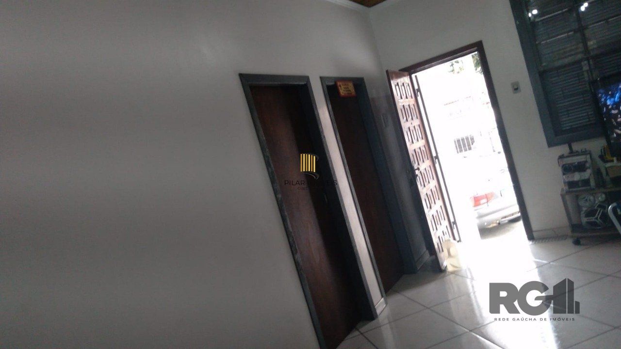 Casa para Venda - 350m², 4 dormitórios, sendo 2 suites, 2 vagas - Glória