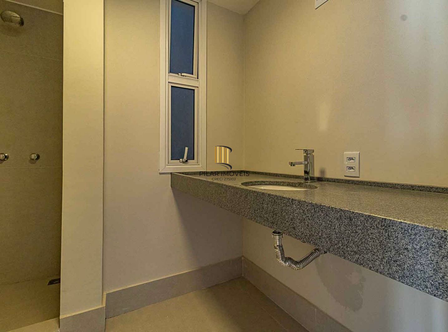 Apartamento a venda no bairro Auxliadora dois dormitórios, totalmente reformado.