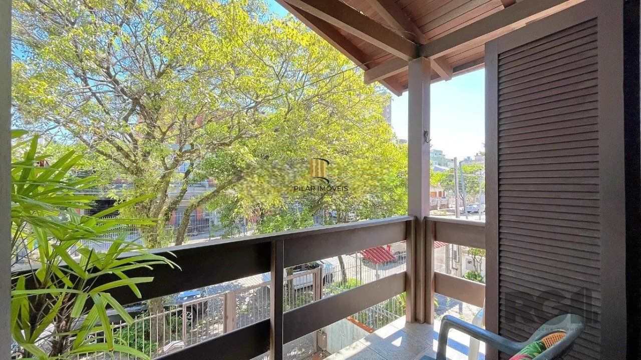 casa com 3 dormitórios, sendo 1 suíte, vaga para 4 carros, no bairro Santana