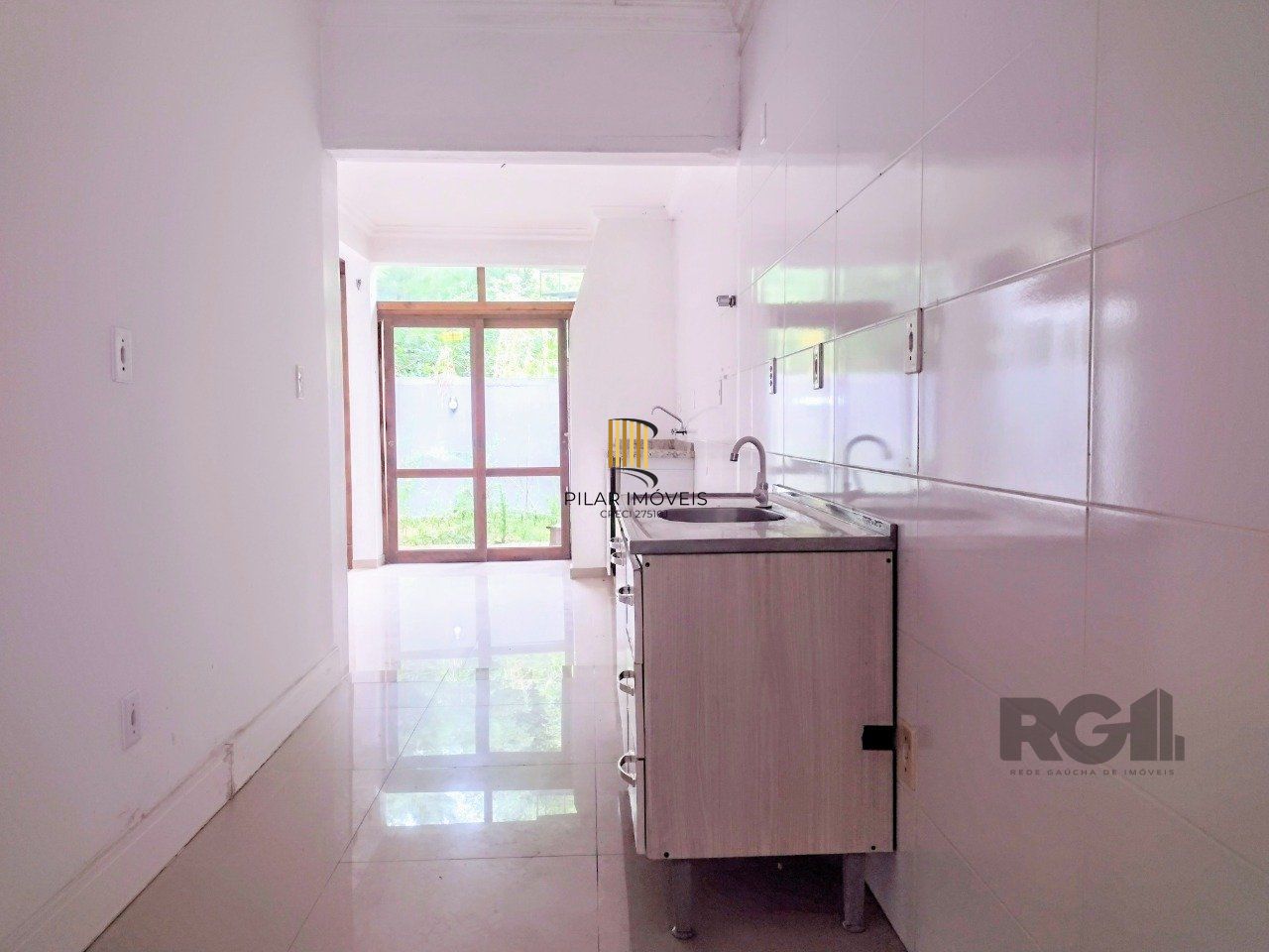 CASA TÉRREA - 2 DORMITÓRIOS, ÁREA COBERTA COM CHURRASQUEIRA , TERRAÇO - 02 VAGAS