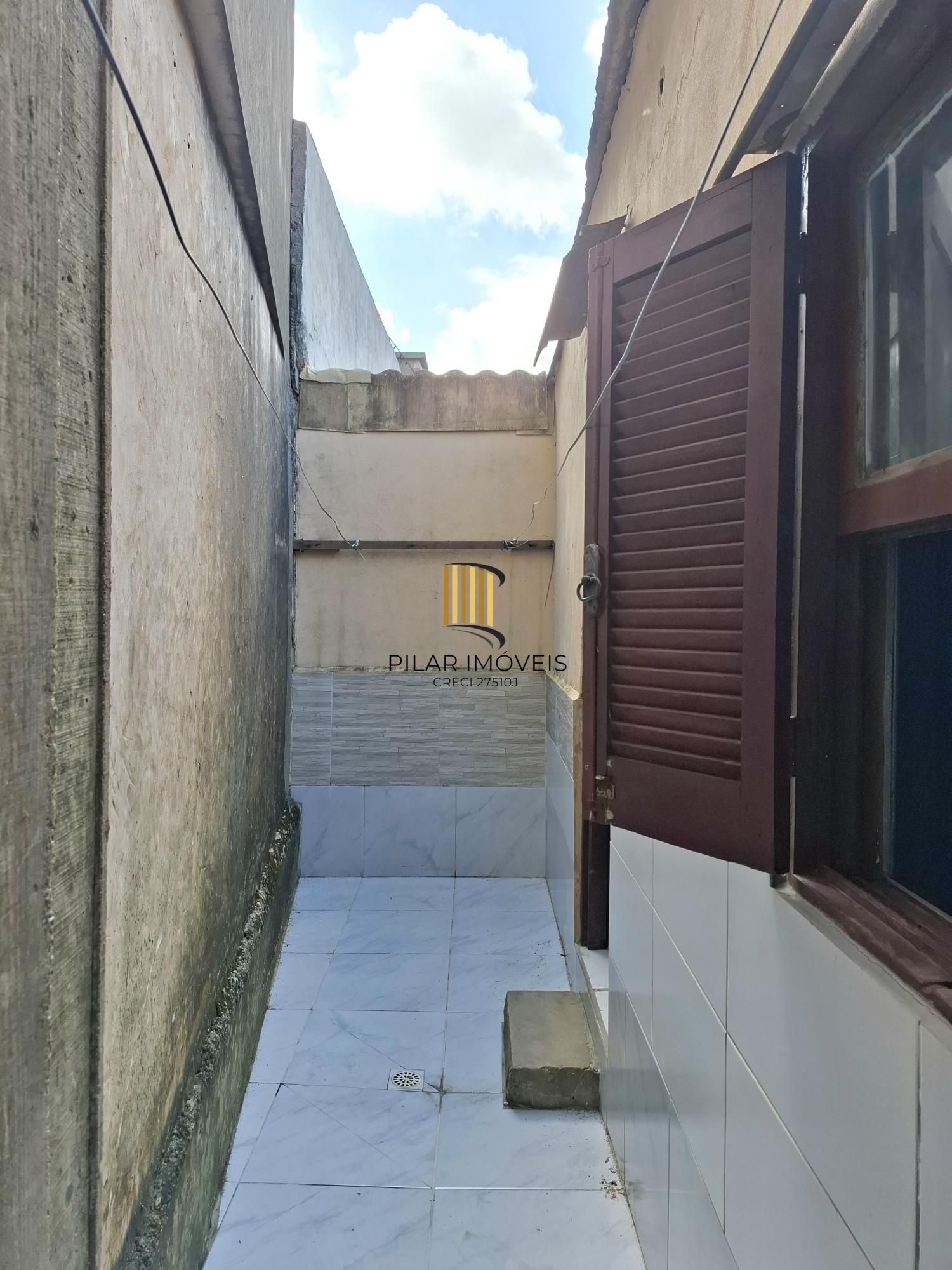 Vende Casa no Bairro Cavalhada em acesso a poucos metros da Avenida. Construídos 2 residências geminadas com 1 dormitório separado, sala e cozinha integrados casa uma, mais chalé antigo de madeira.