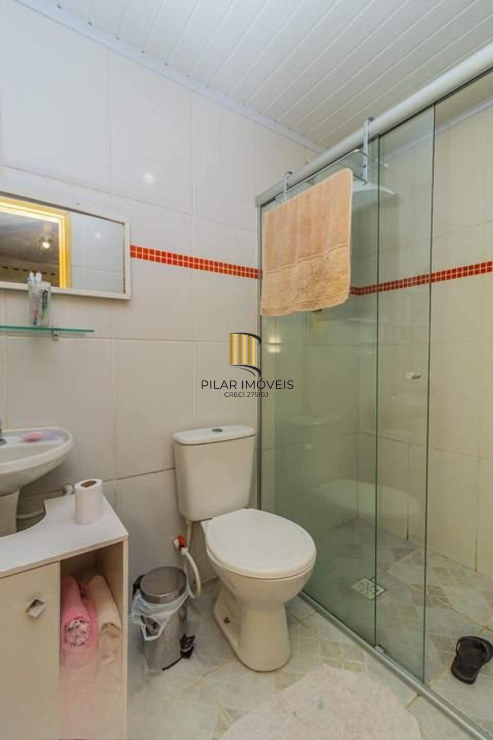 Casa com 2 dormitórios e 3 vagas de garagem !