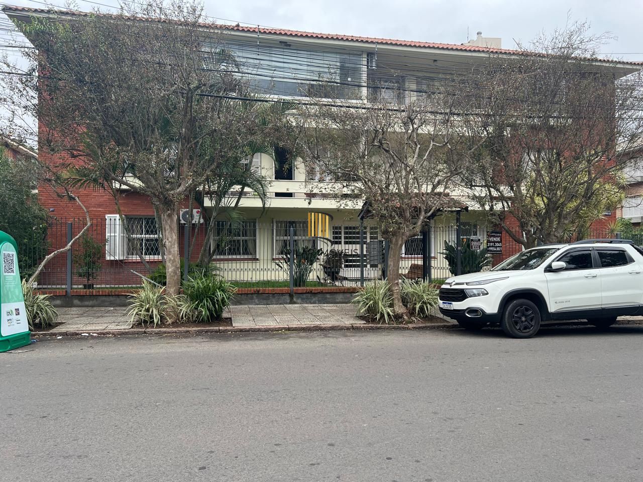 Apartamento 3 dormitórios, sacada em 107m2 no bairro Menino Deus