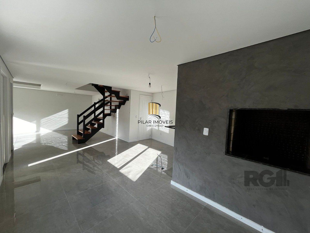 casa 3 dormitórios  1 suíte, 2 vagas, condomínio com piscina 240,22m² privativos no Bairro Vila Nova Porto Alegre/RS